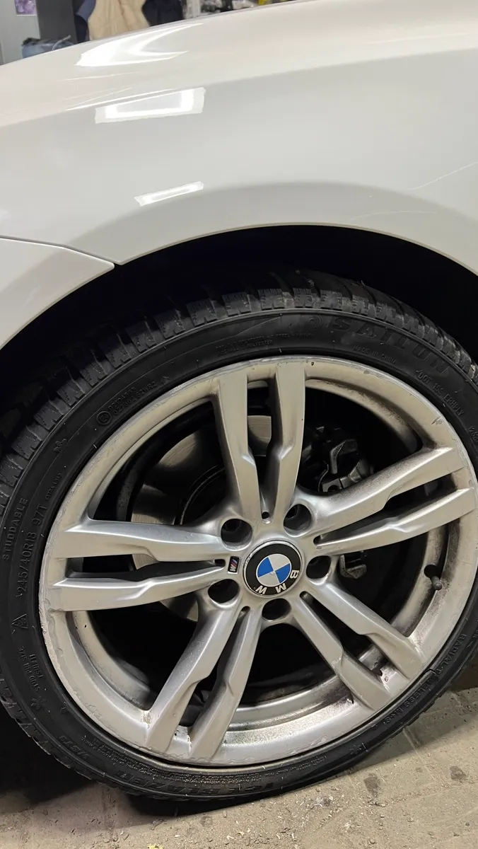 Переднее крыло BMW после удаления вмятины без покраски